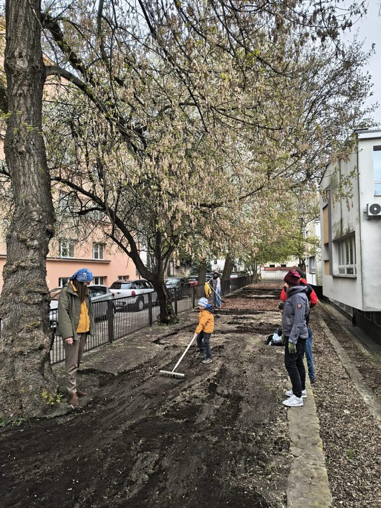 Dziecko grabiące ziemię w ogródku