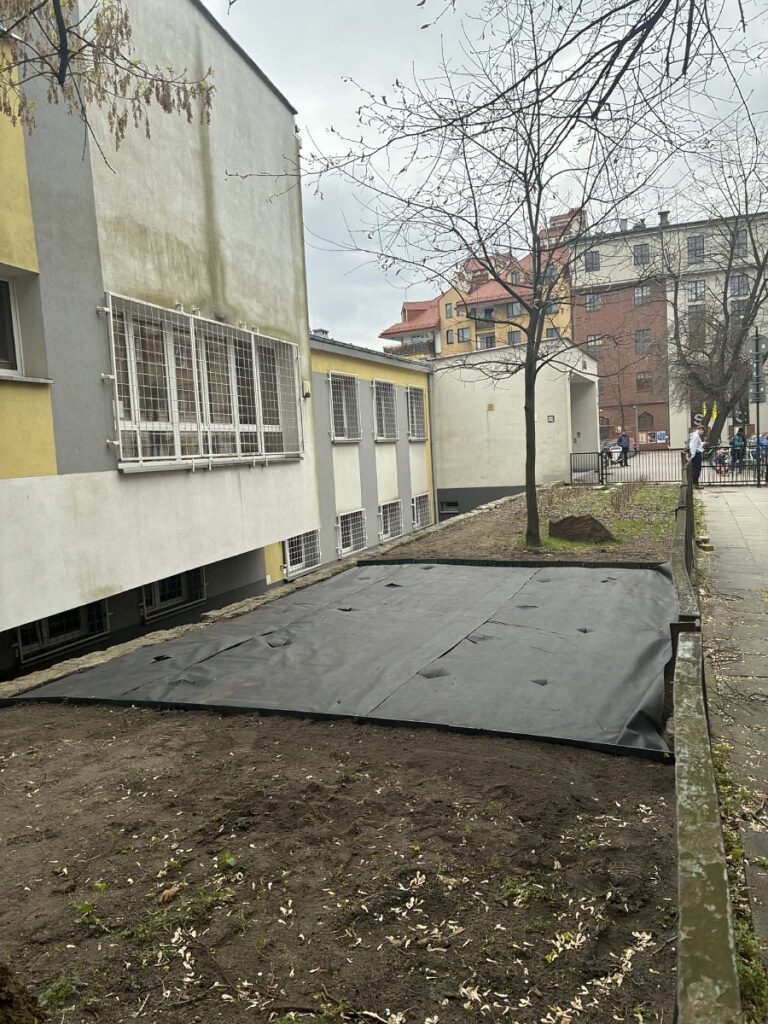 ogródek przed szkołą podstawową, w trakcie prac przygotowawczych