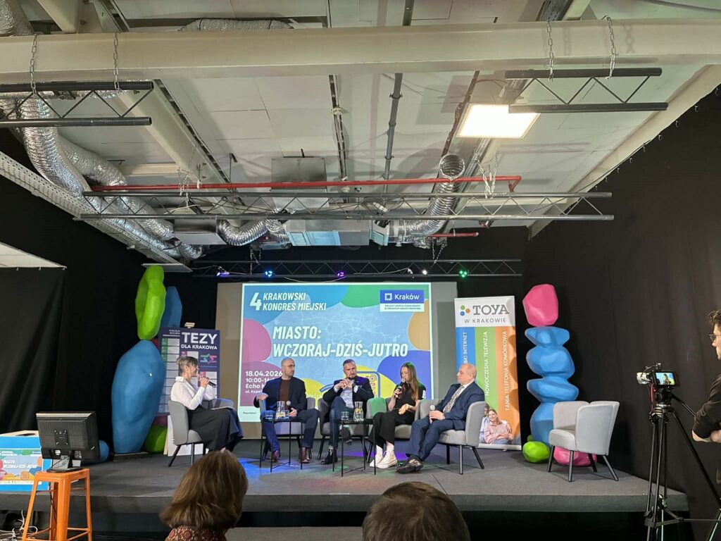 piec osób podczas wywiadu w panelu o bezpieczeństwie