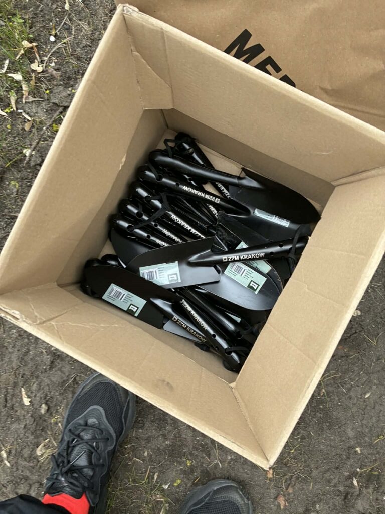 pudełko z łopatkami do sadzenia kwiatów z logo ZZM