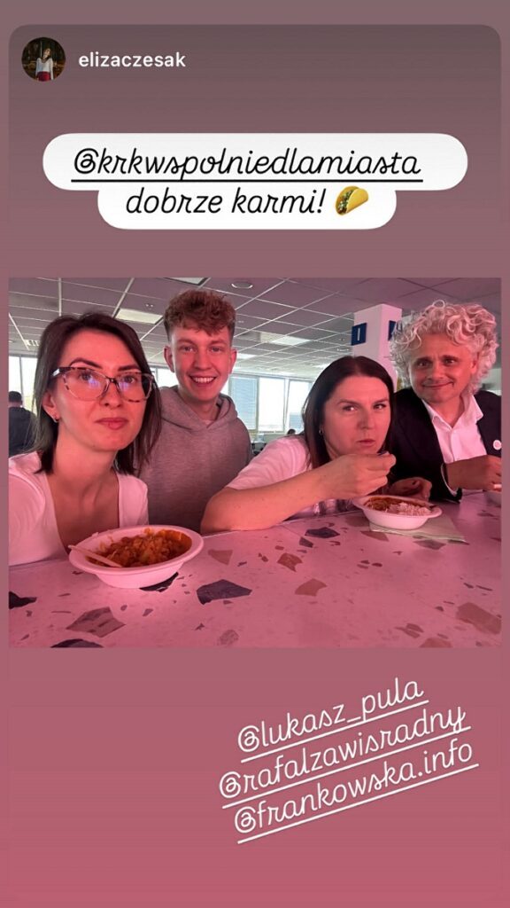 Eliza Dydyńska-Czesak, Łukasz Puła, Agnieszka Frankowska, Rafał Zawiślak jedzą curry z ryżem podczas przerwy w kongresie.