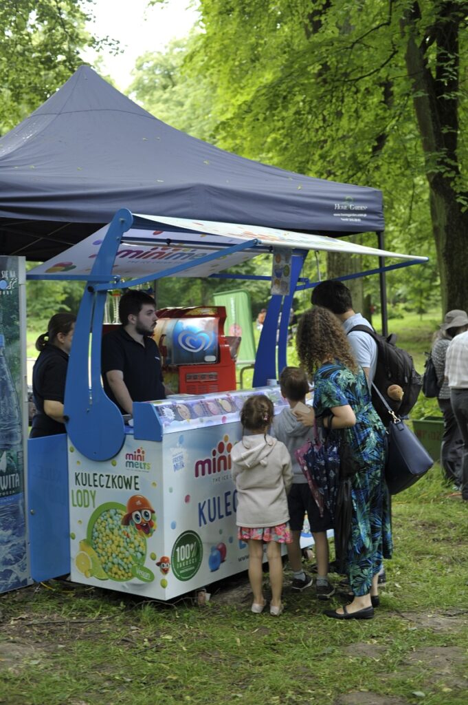 kolejka do lodow Mini Melts, pani z Muzeum Krakowa  z dziecmi