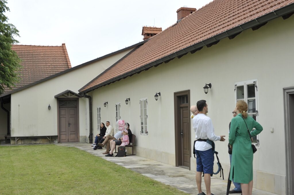 podwórko/dziedziniec pod klasztorem kamedułów na Bielanach