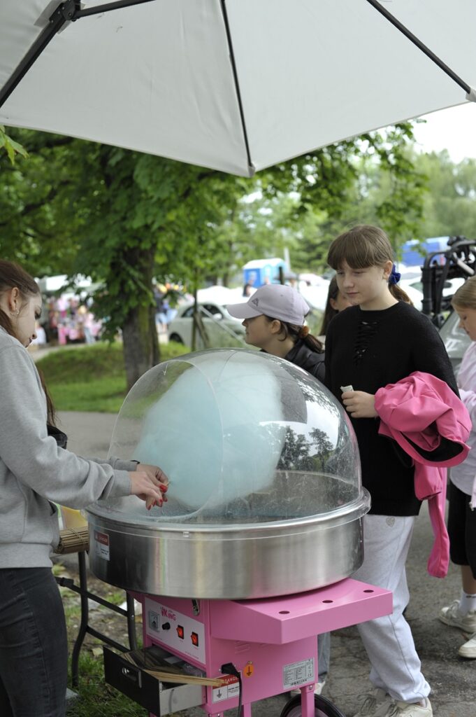 Eliza Frankowska w kolejce po watę cukrową , odpust na Bielanach