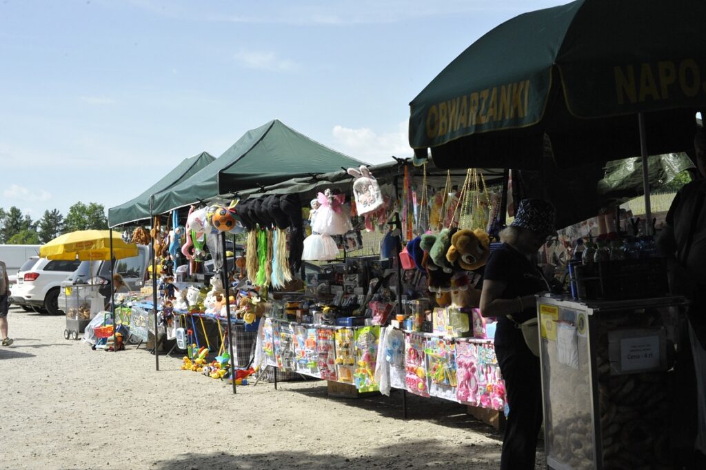 kramy na parkingu pod winnica srebrna góra maj 2026 odpust