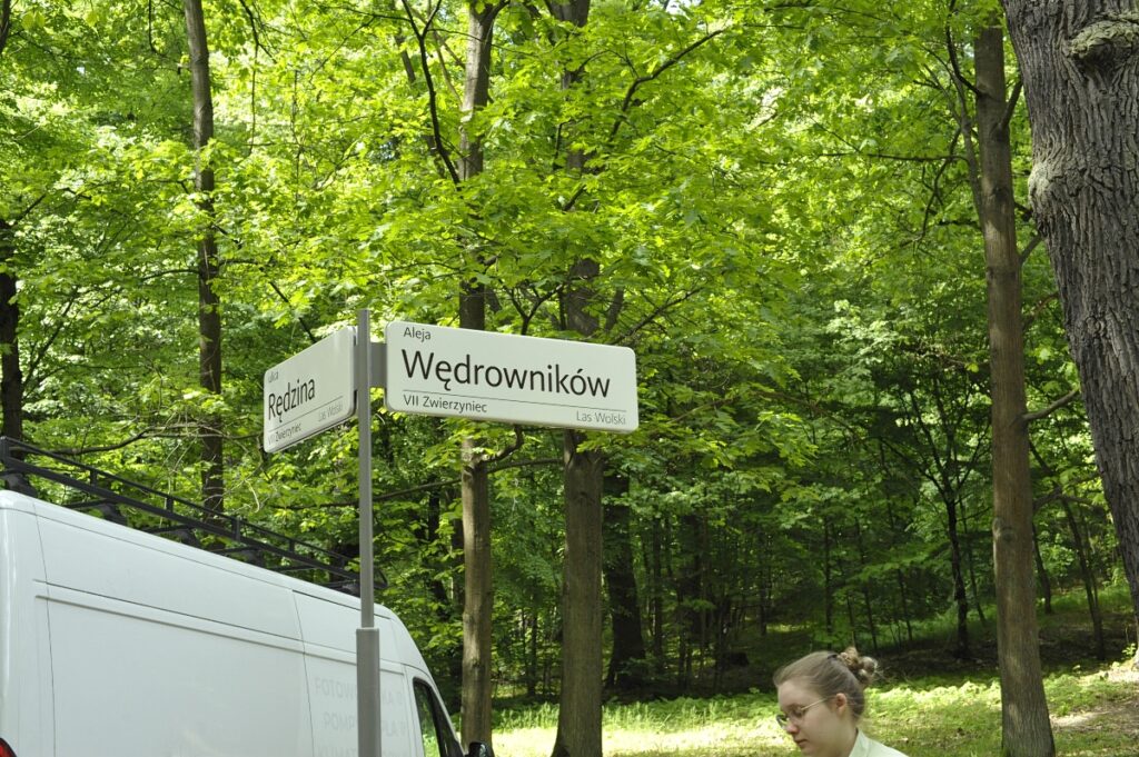 Rędzina/Aleja Wędrowników - tablice  z nazwa ulic