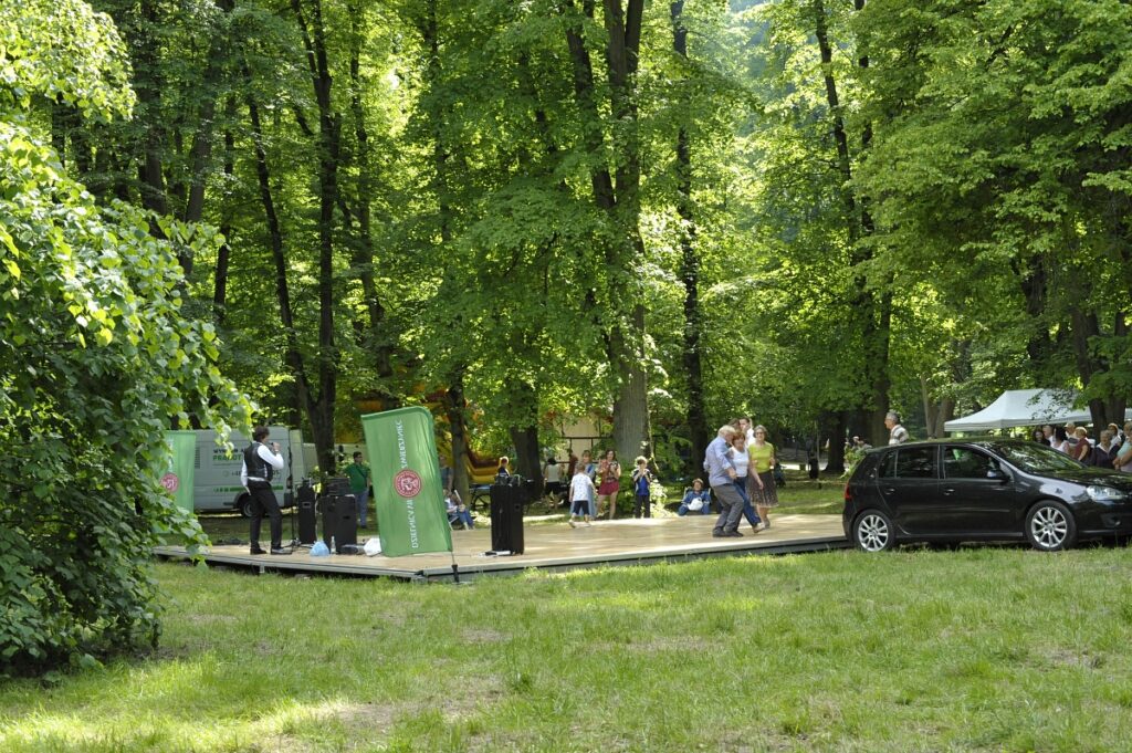 podloga do tanca rozłożona na polanie
