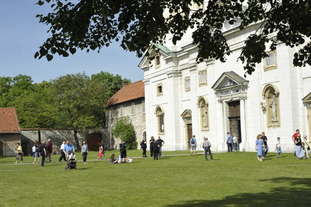 dziedziniec klasztoru kamedulow na bielanach 