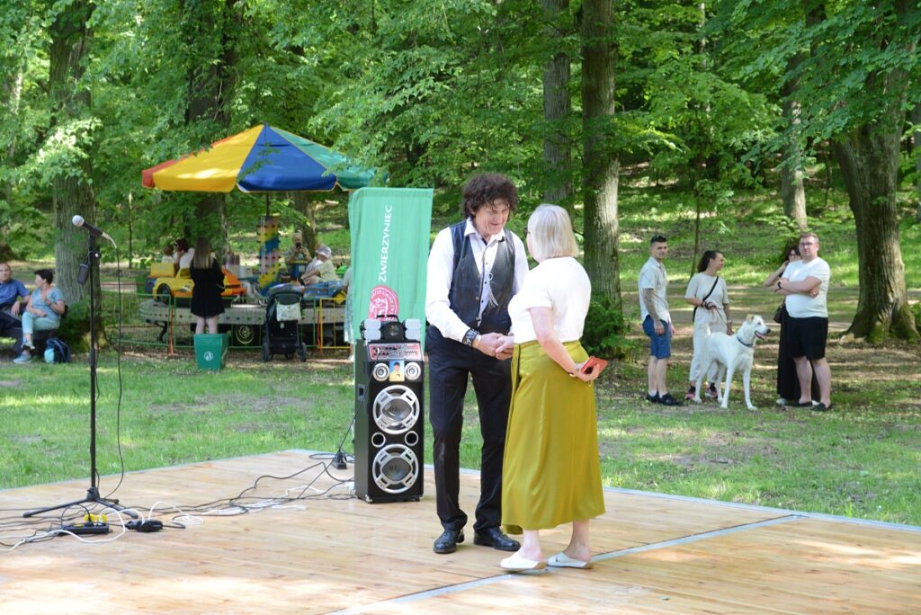 Elvis i jakas starsza Pani na podlodze na polanie 