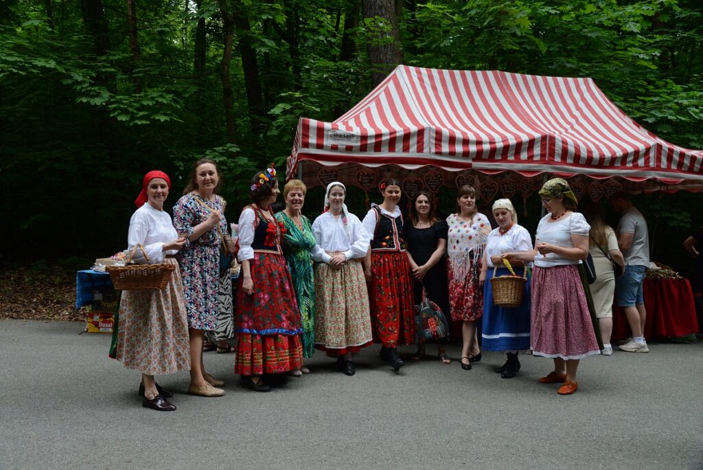 Krakowianki z Teatru Złoty Róg z Bronowic na alei Wędrowników 2026, odpust Bielany