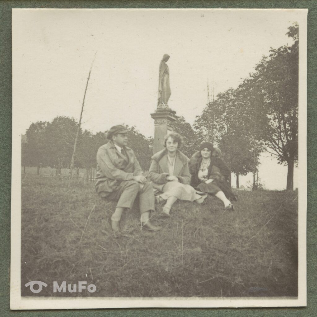 Mussilowie pod figura Matki Boskiej na Bielanach, siedzą na trawie, rok 1930