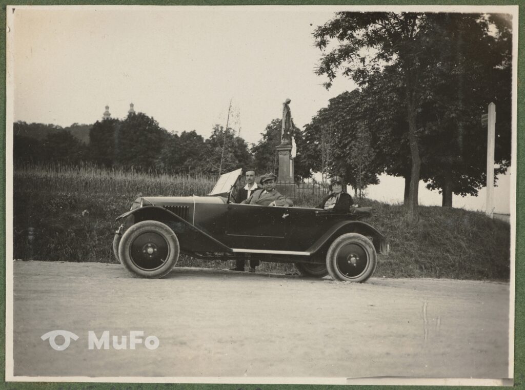 Mussilowie w samochodzie rok 1930 na wysokosci Bielan , widac klasztor i aleję wędrowników w tle