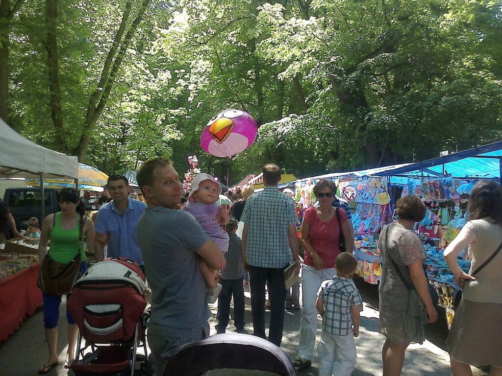 odpust na Bielanach w roku 2013, widać stragany i ojca z dzieckiem (Eliza Frankowska)