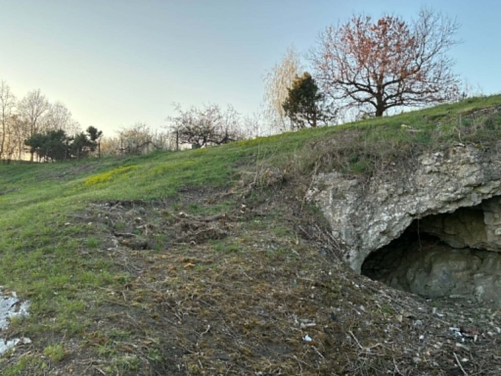 górki i jaskinia