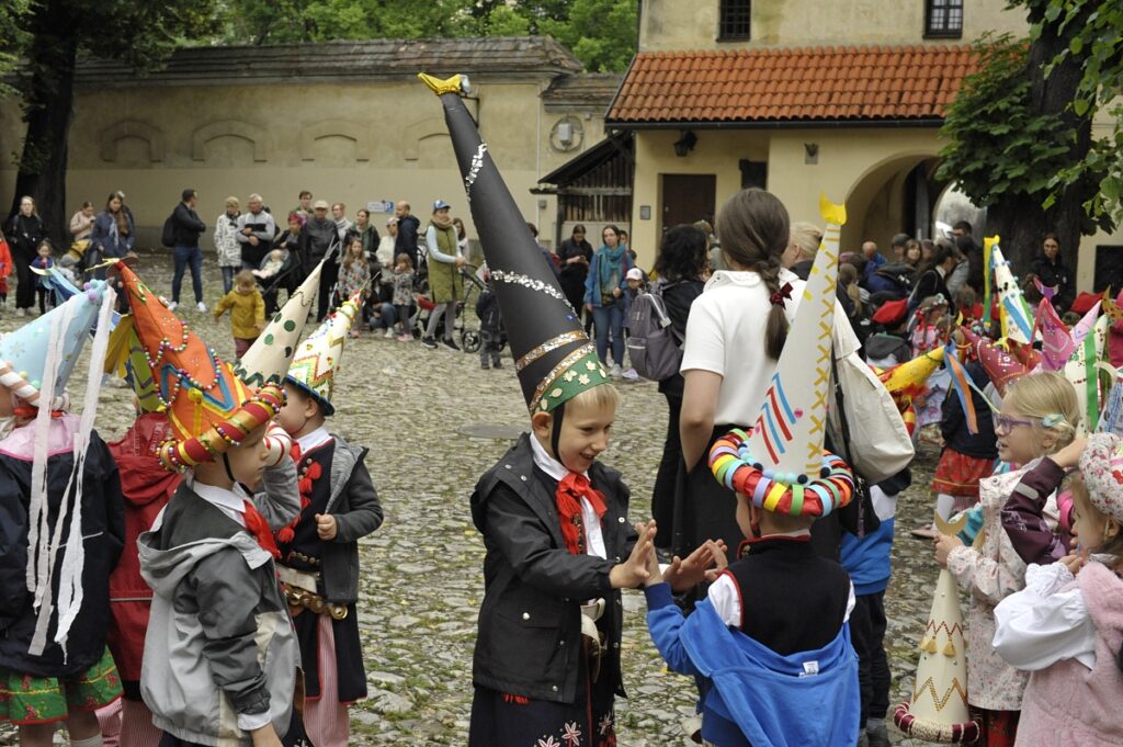 chlopiec z wysokim turbanem
