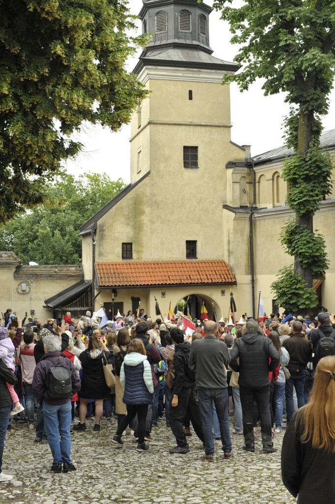 ludzie na dziedzincu u norbertanek oczekujacy na lajkonika