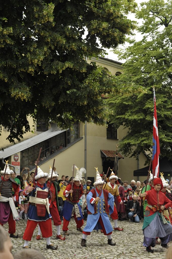 Marek Sikora podczas występu- walki włóczków z tatarami, przebrany za groźnego chana tatarskiego.