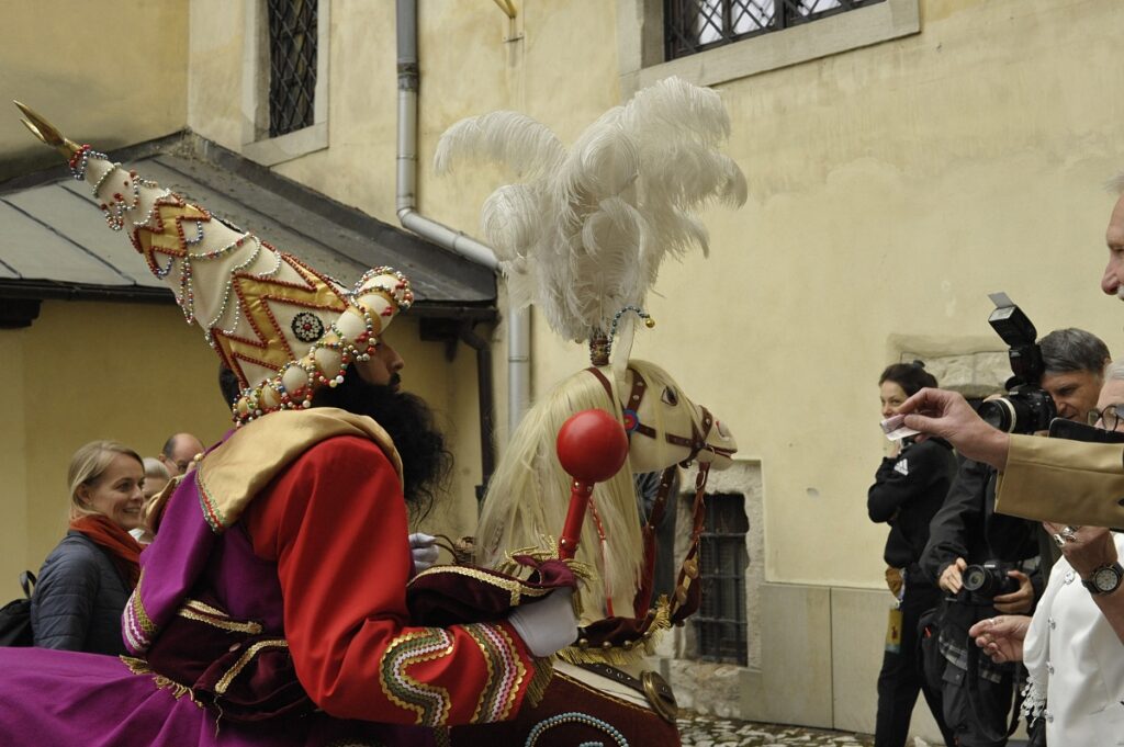 Mieszkaniec wrzuca Lajkonikowi do koszyka 20 zł haraczu