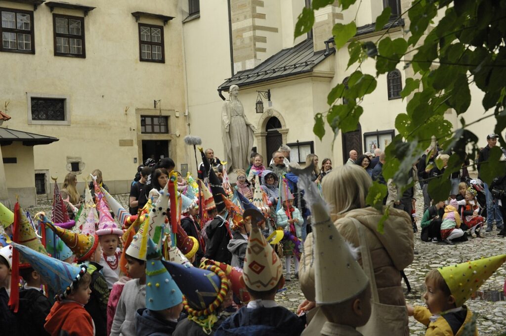 grupa dzieci w turbanach podczas obchodow Lajkonika