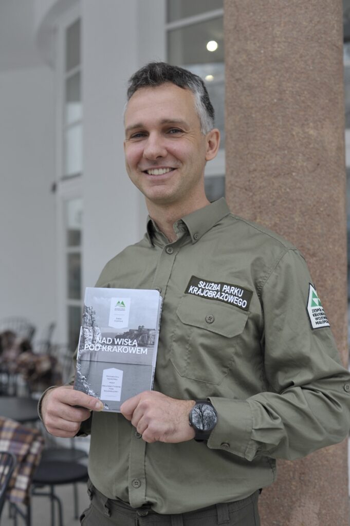 Paweł Ciaptacz zdjecie z ksiażką